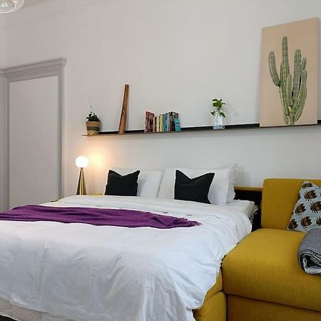 Stylish Flat Near Station And City Center Como Bagian luar foto